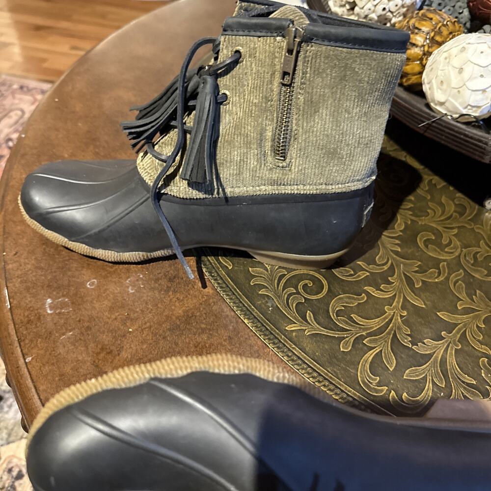 Women’ Sperry Ankle Duck Boots Size 8.5 Good Condition